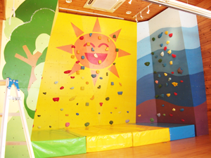 ちびっ子にも人気のボルダーの壁